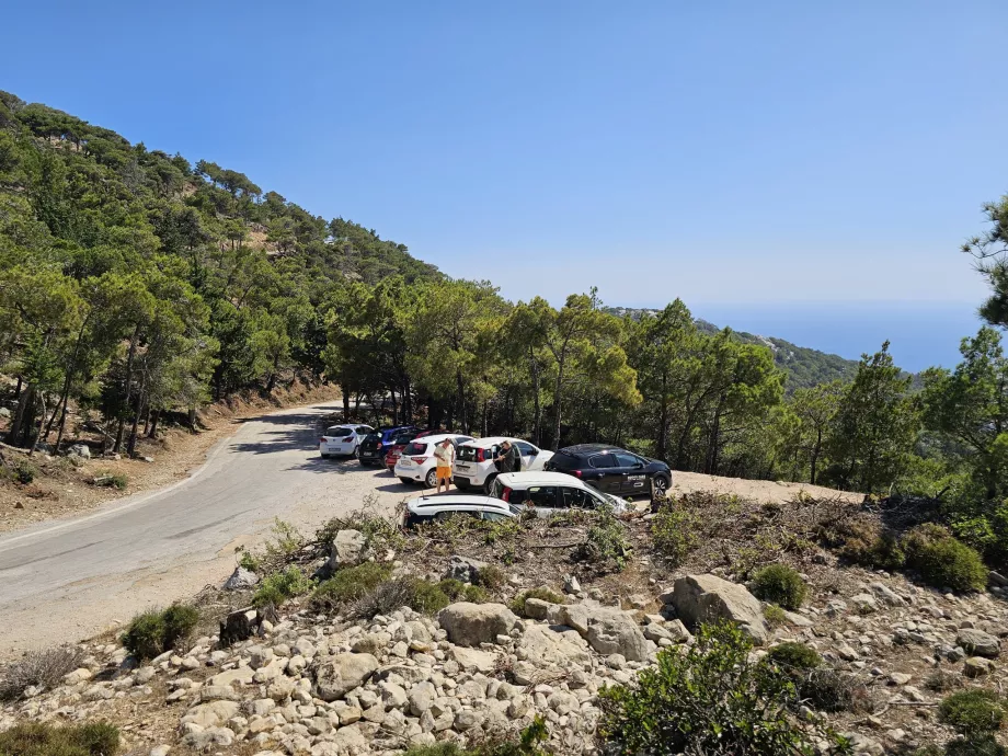 Parkolás a Monolithos kastélyban