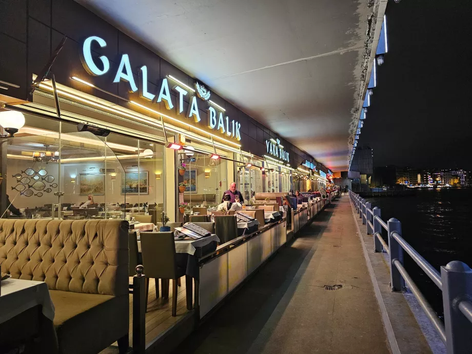 Étterem a Galata hídon