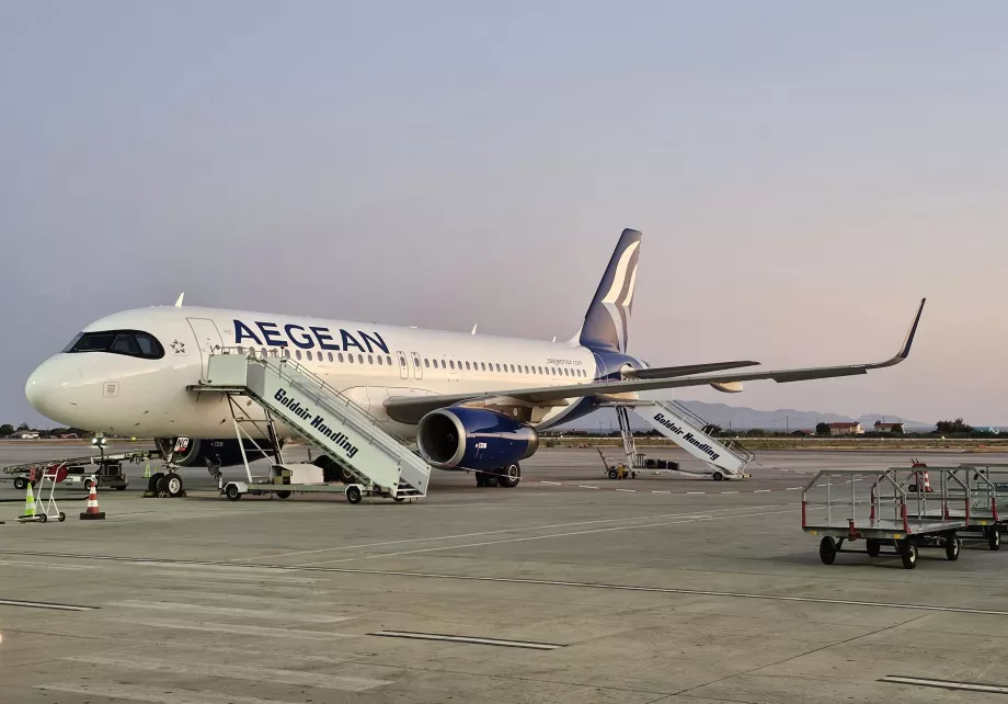 Airbus A320-as a rodoszi repülőtéren