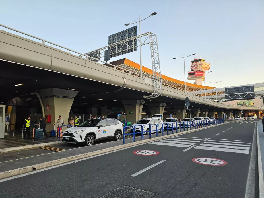 A taxiállomás közvetlenül a terminál előtt található