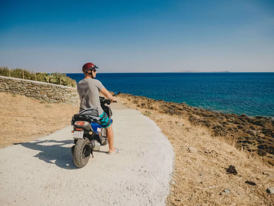 Tinos egy robogón