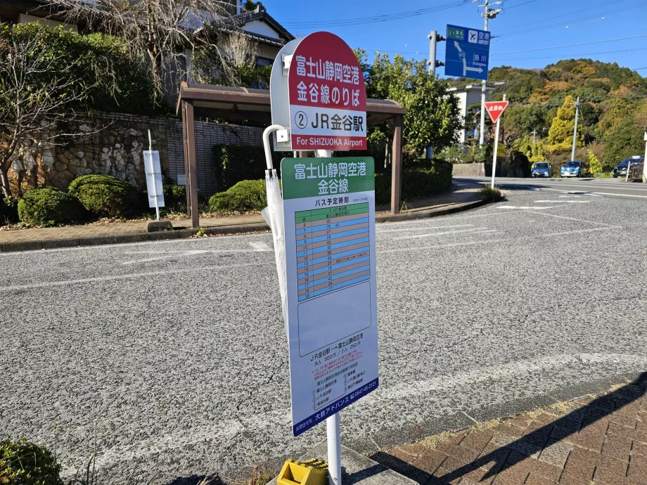 Buszmegálló a vonat mellett