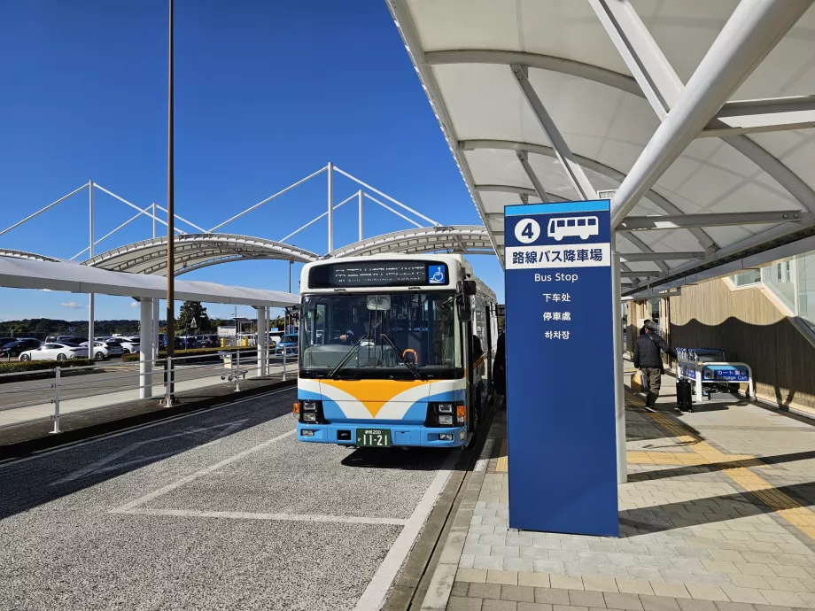 Buszmegálló a terminál előtt