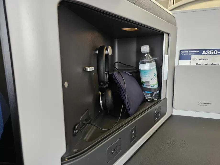 Fejhallgató, víz és felszerelés