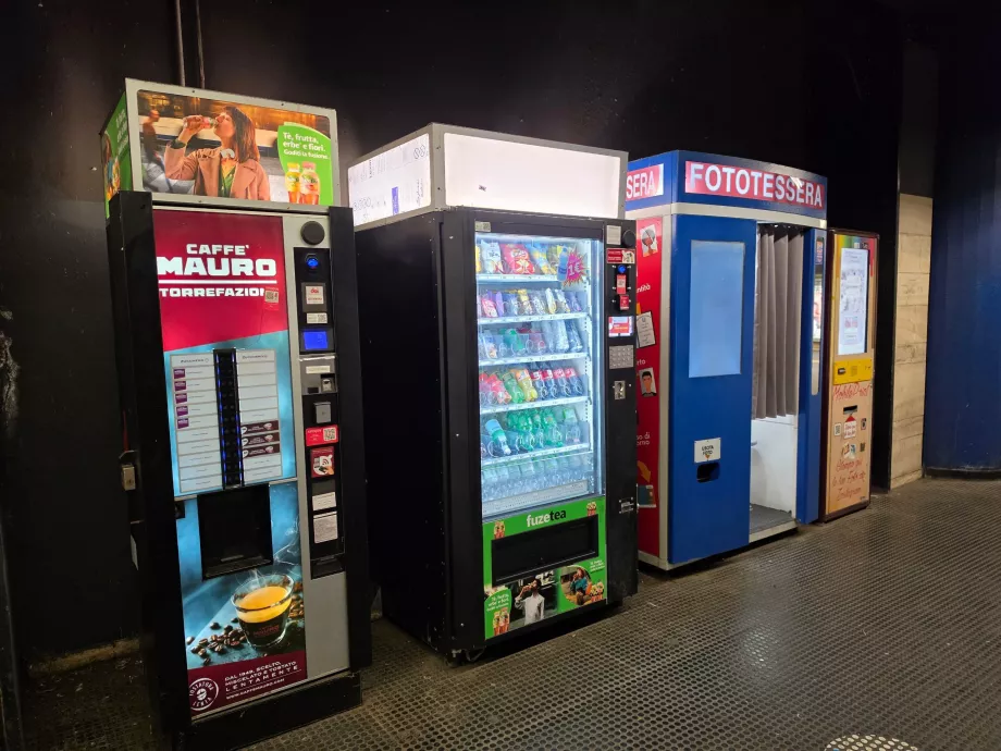 Snack-automaták és fotók a metróállomásokon