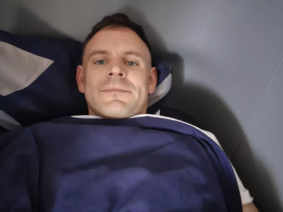 Christopher az ágyban fekszik