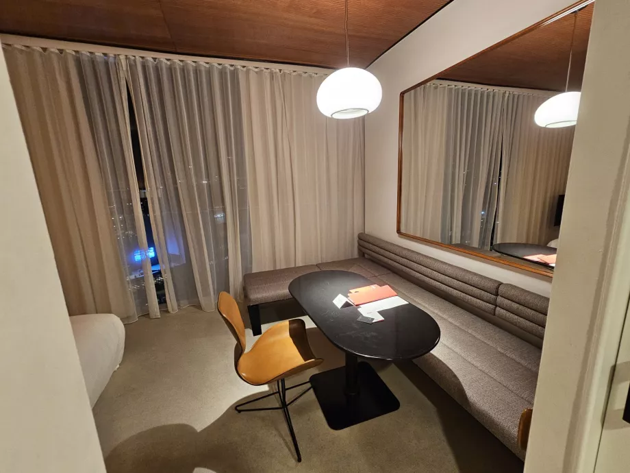 Szoba, asztal és kanapék