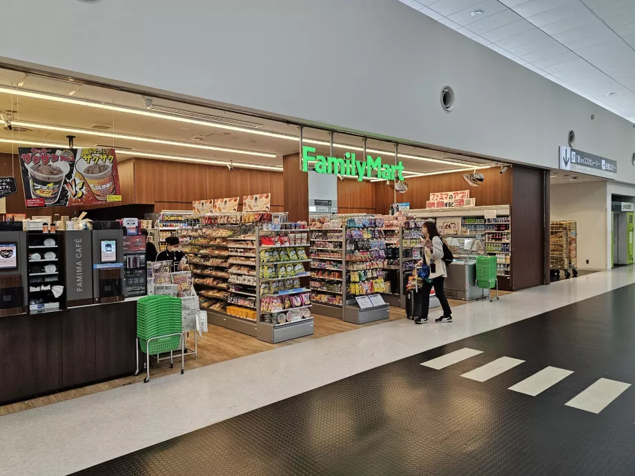FamilyMart, 1. terminál, nyilvános terület