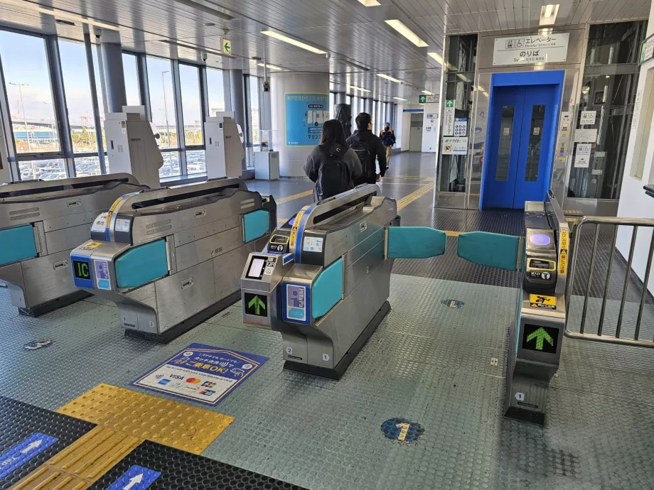 A peron bejáratánál lévő sorompók