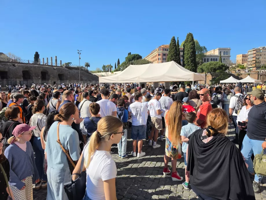 A Colosseumba belépésre váró tömeg