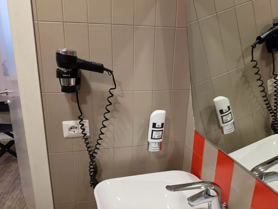 Hajszárító a fürdőszobában