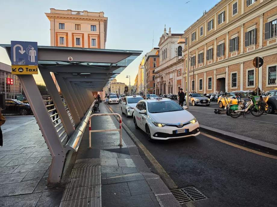Taxiállomás a Roma Termini pályaudvar előtt