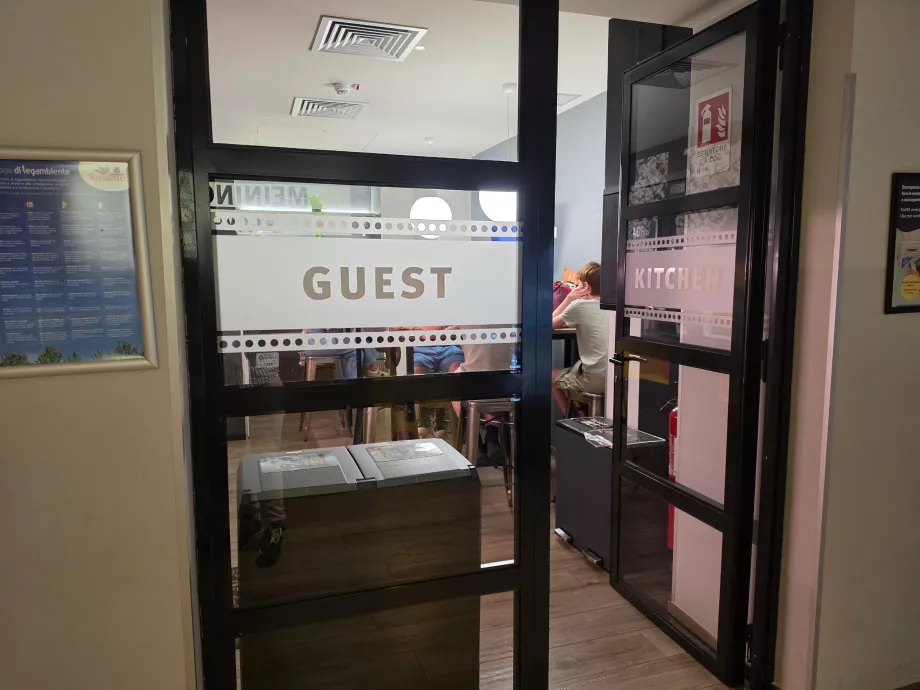 Közös konyha a vendégek számára