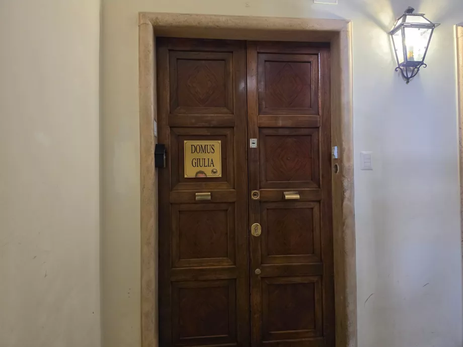 Bejárat a recepcióhoz