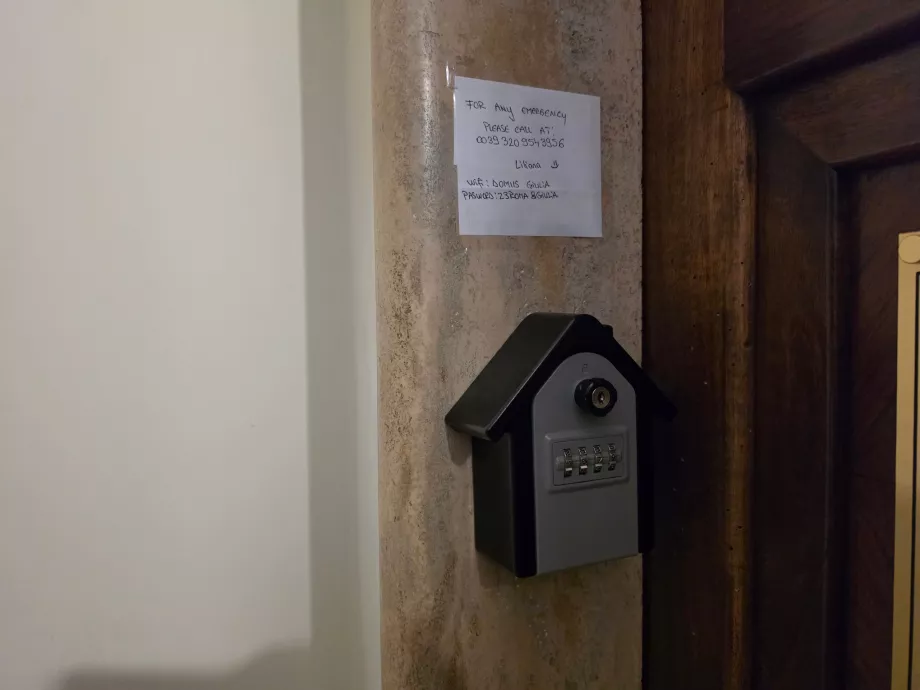 Kulcsdoboz (a recepció nyitvatartási idején kívüli bejelentkezéshez)