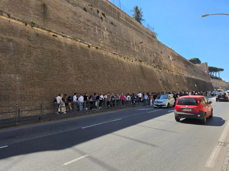 Sorban állás a Vatikáni Múzeumokban