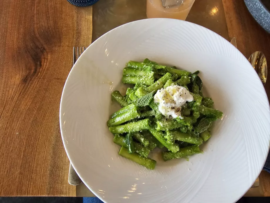 Ételek a Peak étteremben