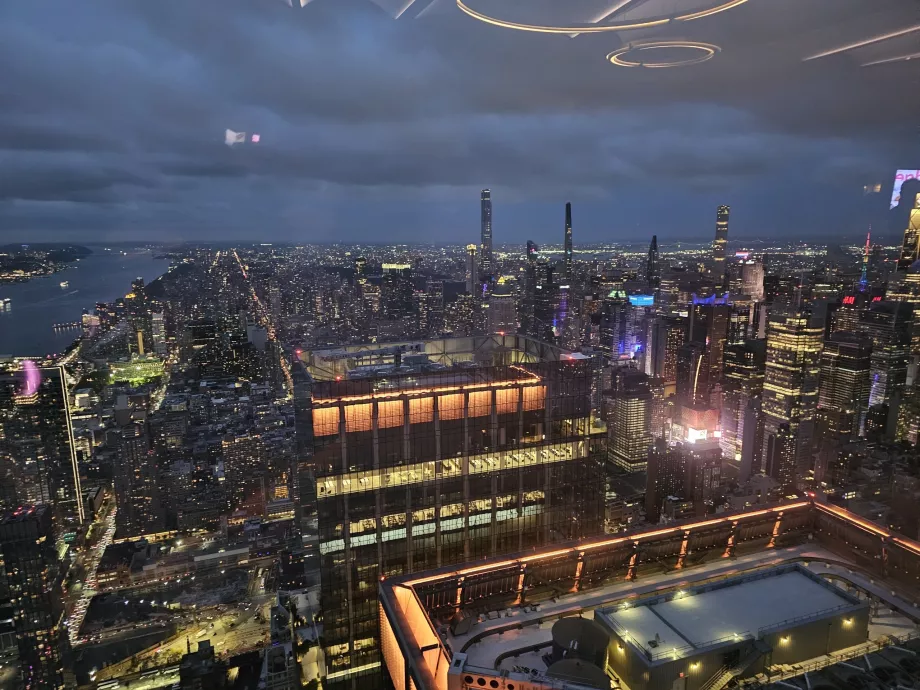 Kilátás a "The Edge" kilátó belső részéből