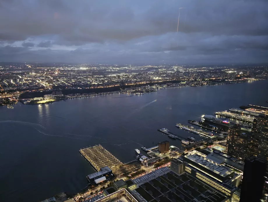 Kilátás a "The Edge" kilátó belső részéből