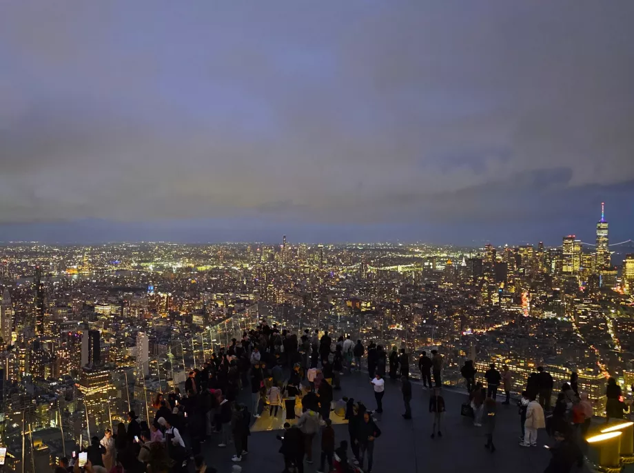 "The Edge" kilátó éjszaka