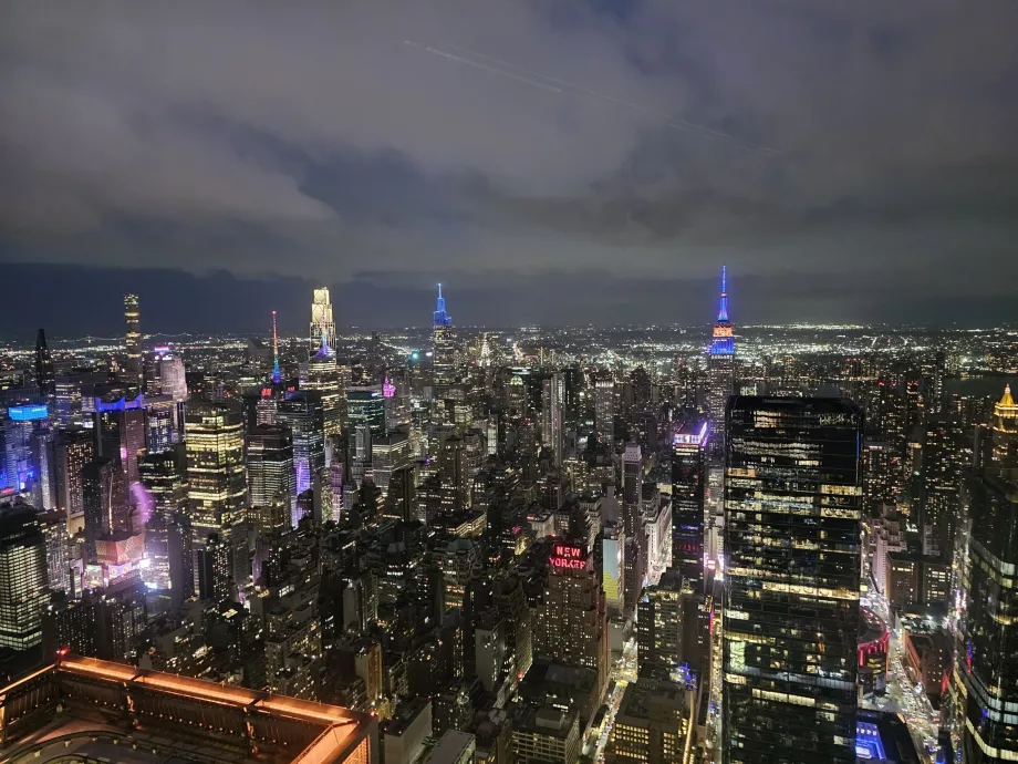 "The Edge" kilátó éjszaka