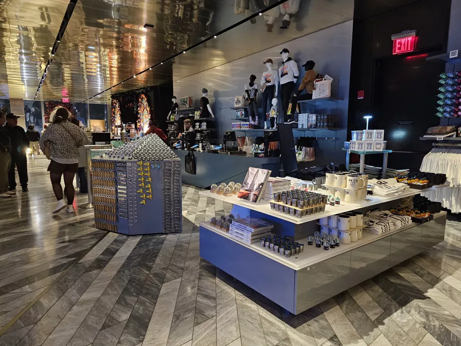 Az ajándékbolt a "The Edge" kijáratánál