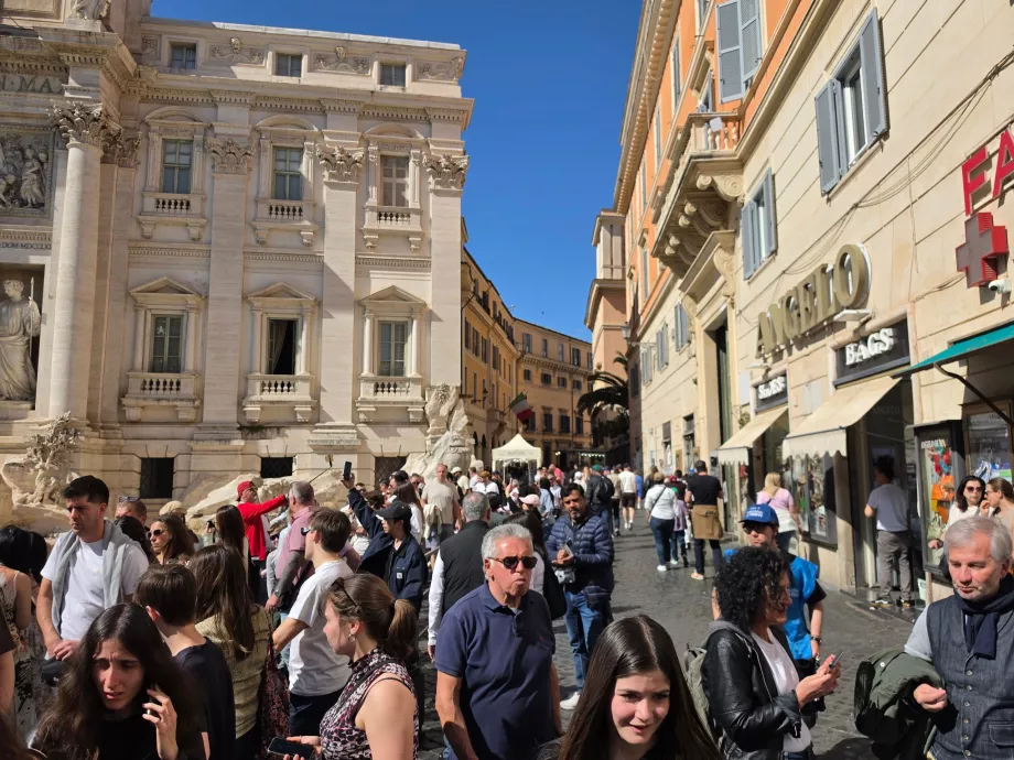 Sorban állás a Trevi-kút fizetős részénél