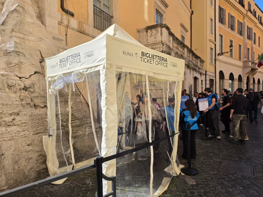A Trevi-kút fizetős részének bejárata