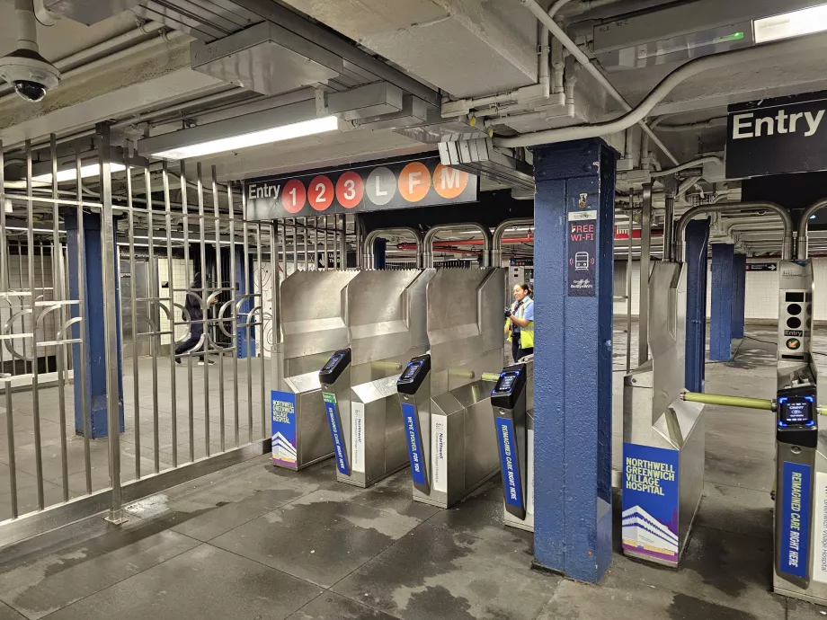 Belépés a metróba a forgóajtókon keresztül