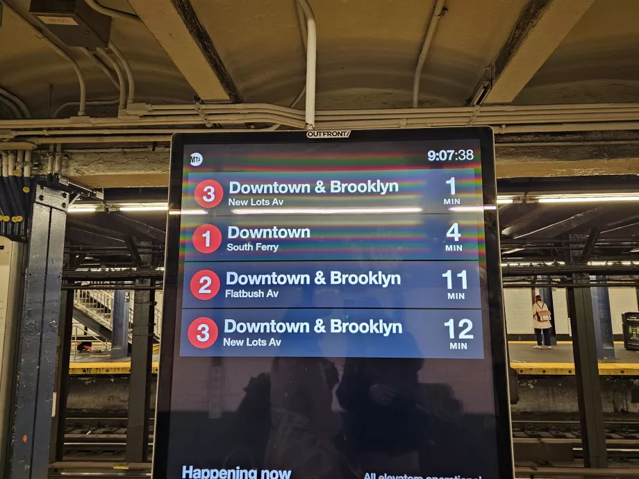 Tájékoztató táblák a metró indulásához