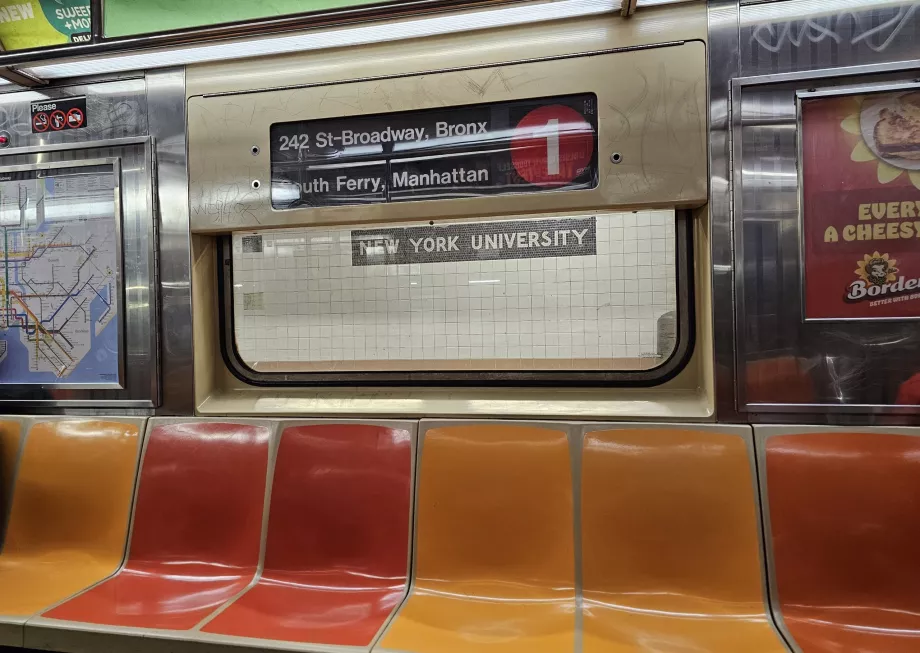 Egy régebbi metrókocsi belseje