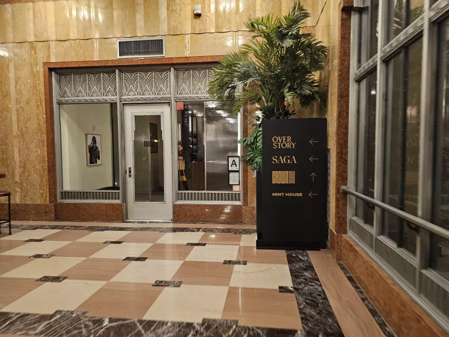 Bejárat az Overstory bárba