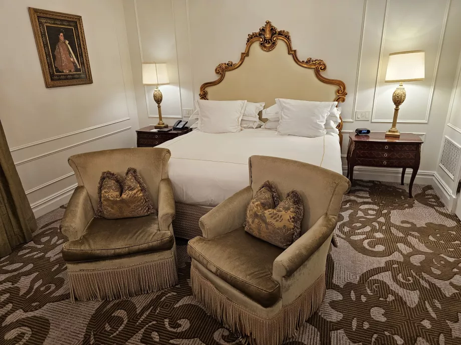 Szoba - ágy és fotelek