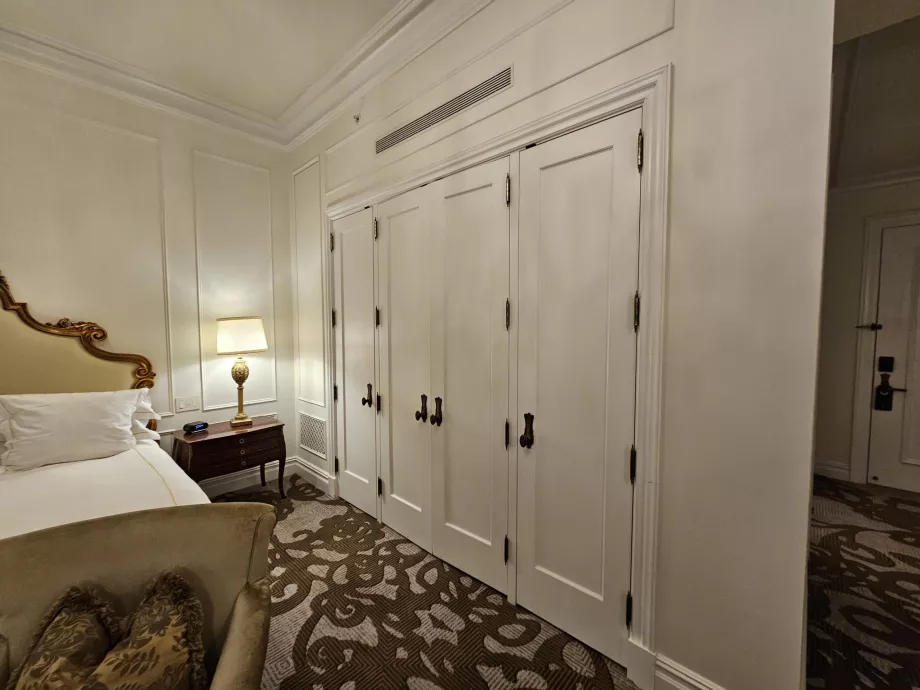 Szekrény a szobában