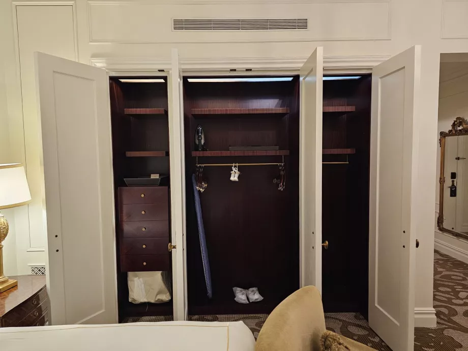 A szekrények belsejében