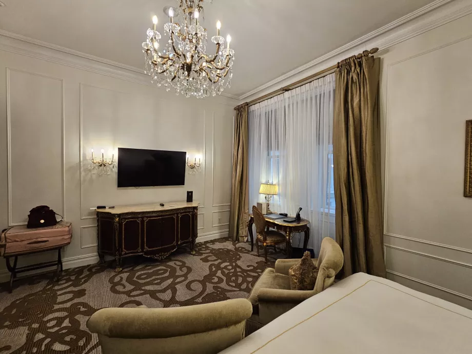 Szoba - TV és ablak