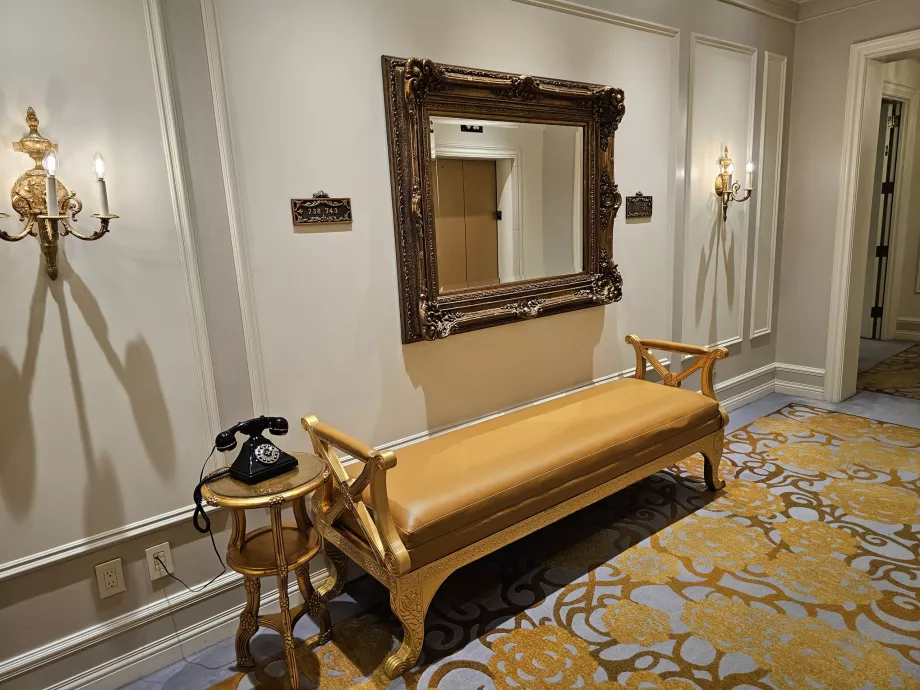 Kanapé a lift mellett