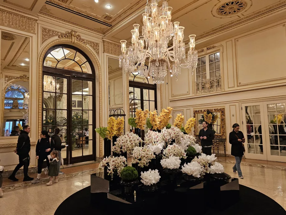 A szálloda fő lobbyja