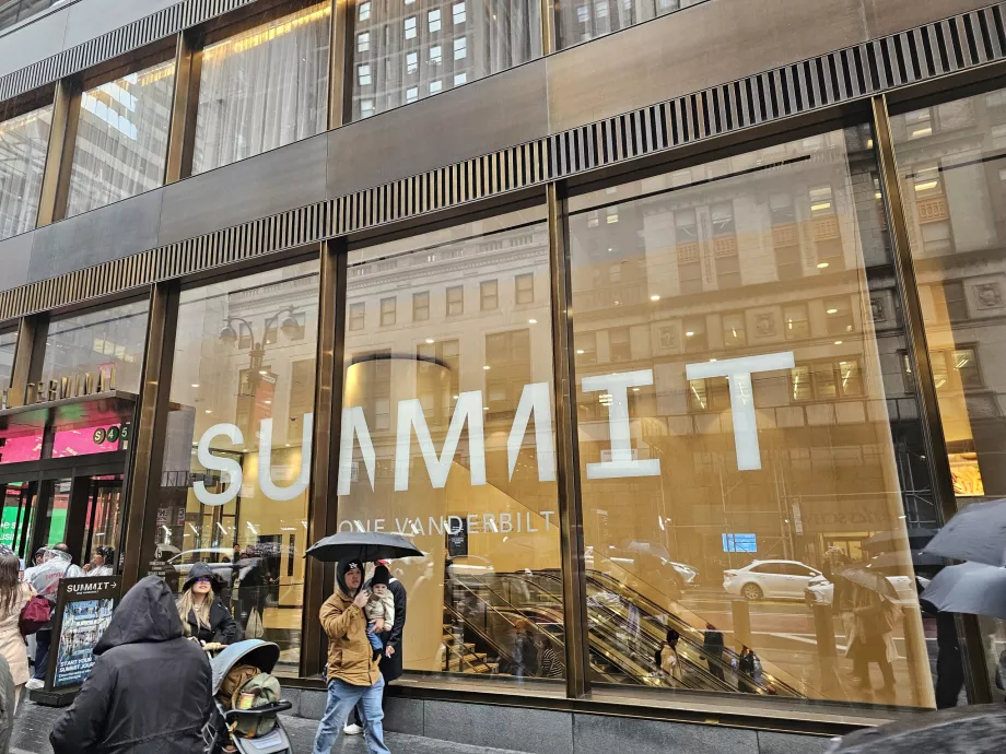 Summit One Vanderbilt, kültéri bejárat
