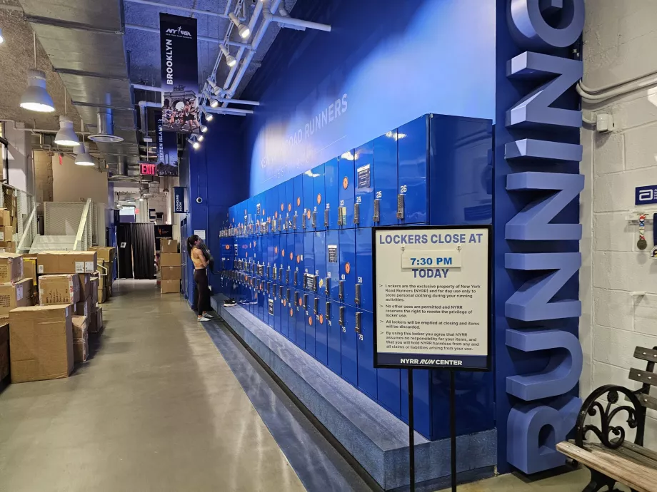 NYRR központ, csomagmegőrző futóknak