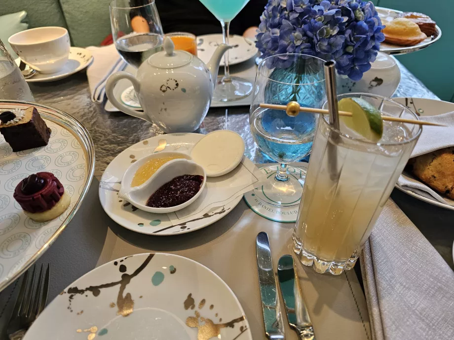 Kék doboz, lekvár, vaj és koktél