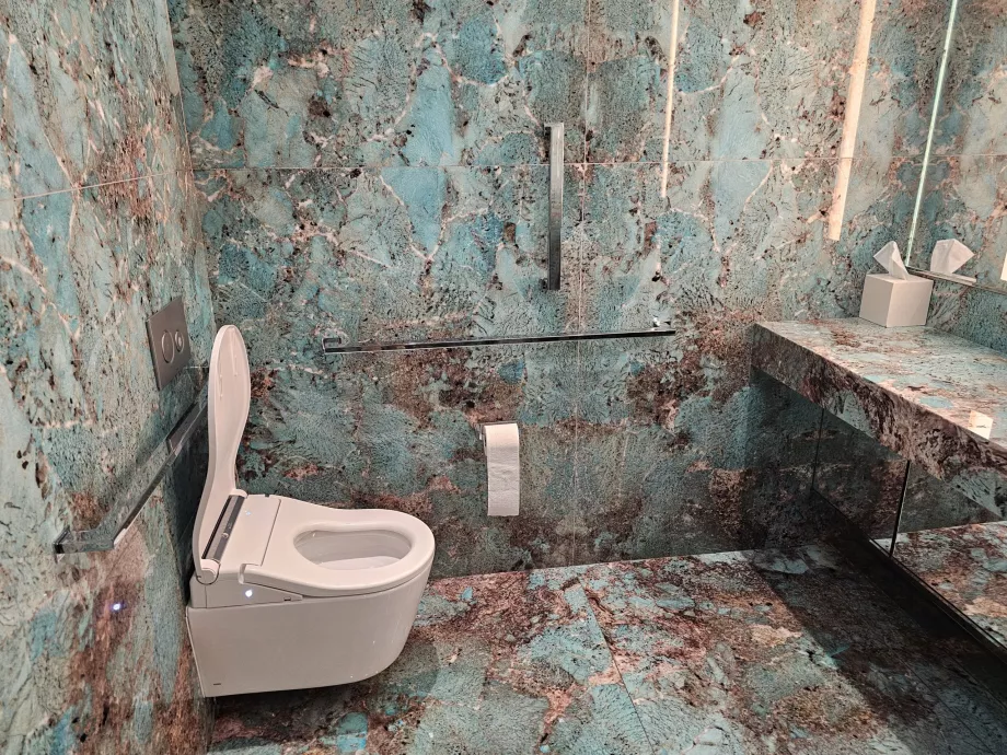 Tiffany &amp; Co., márvány WC-k