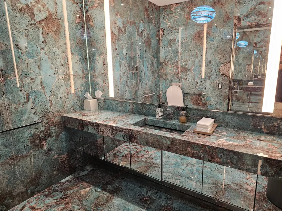 Tiffany &amp; Co., márvány WC-k