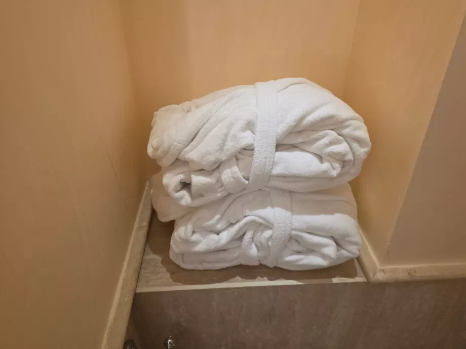 Fürdőköpenyek a szobában