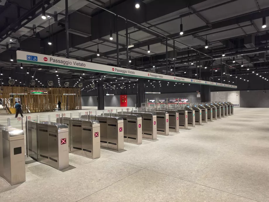 Fordítókapuk a metró bejáratánál