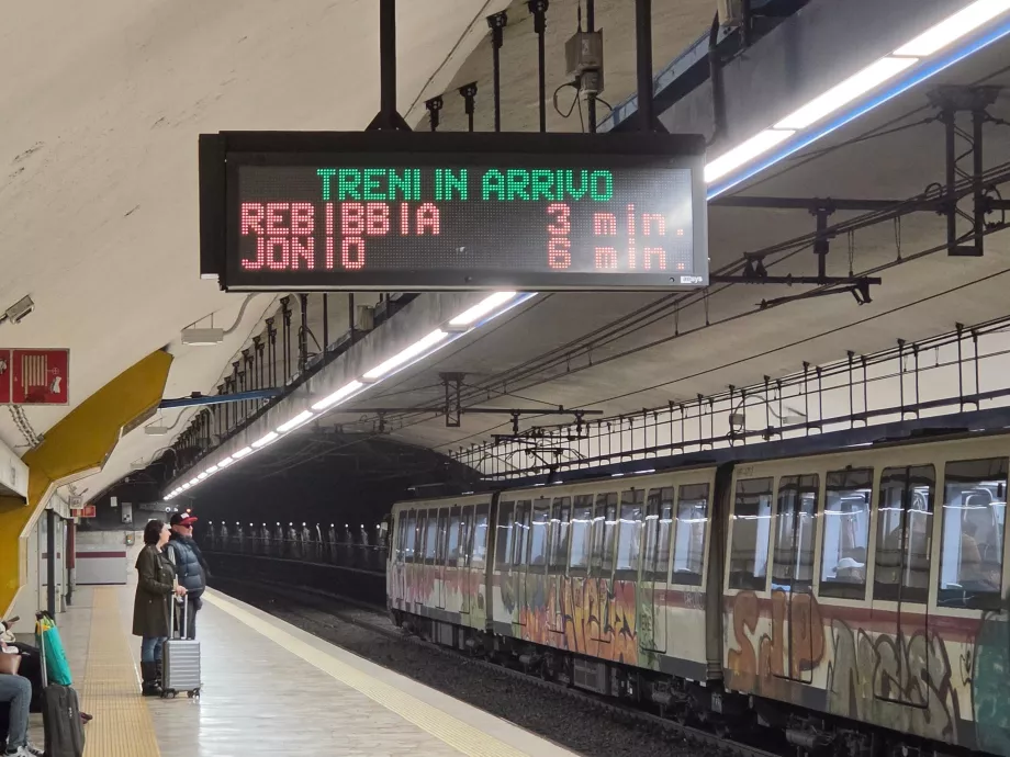 Információs táblák a metróban