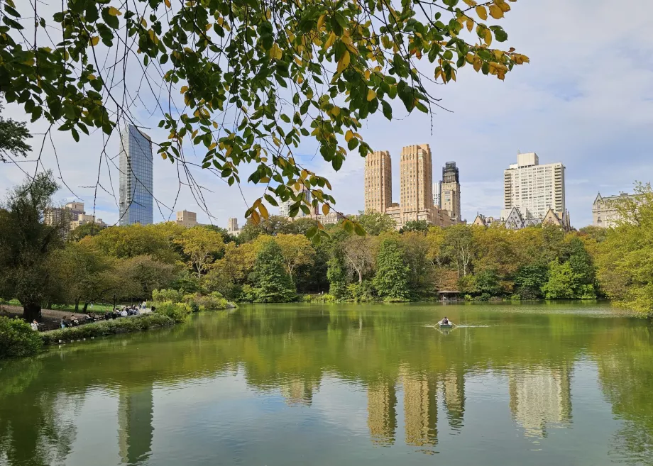 A tó és az Uptown látképe