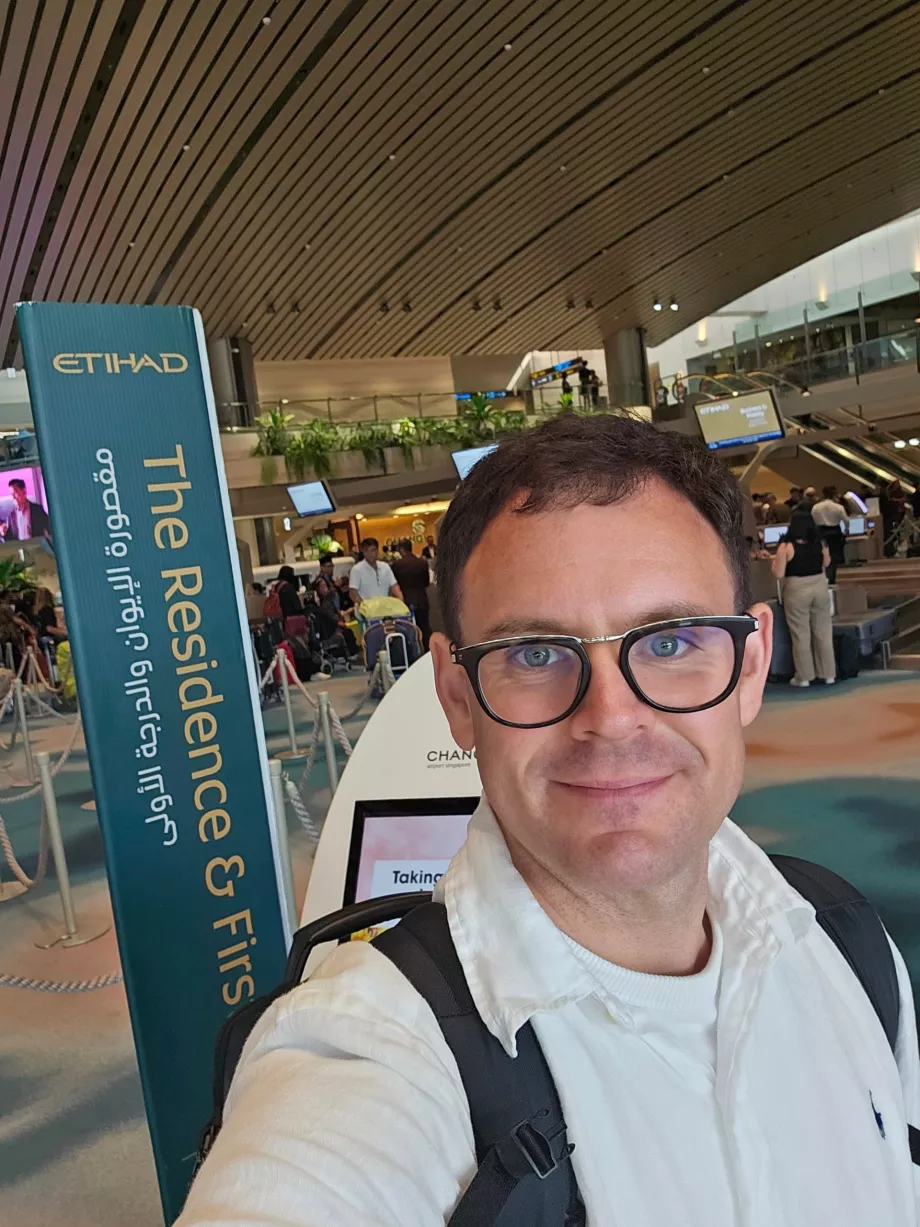 Én a szingapúri repülőtéren, a check-in pultnál