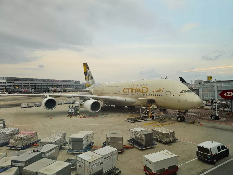 Egy Airbus A380 a szingapúri repülőtér kapujánál
