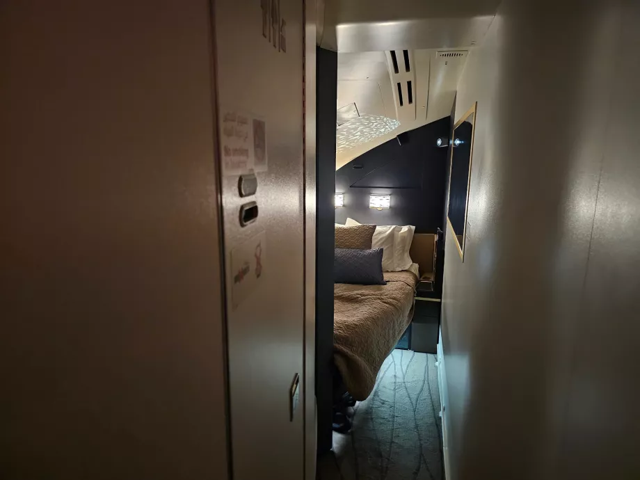 Kilátás a kanapéról a hálószobába
